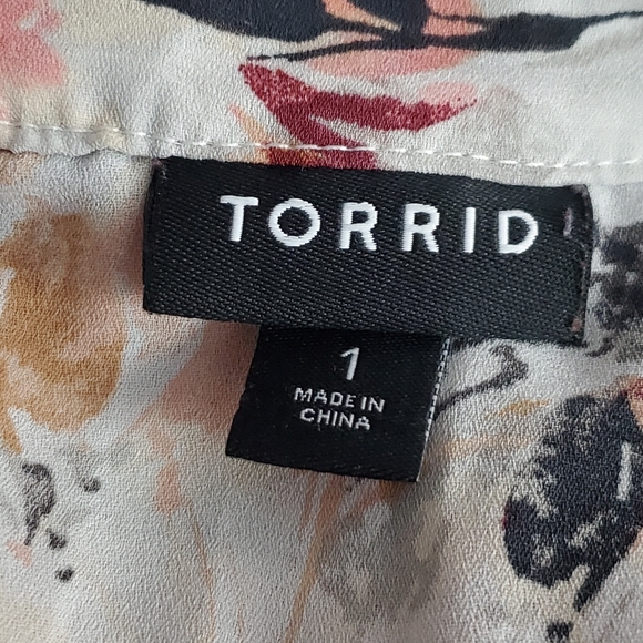 Torrid Georgette Keyhole Flutter Sleeve Blouse - Picture 5 of 10